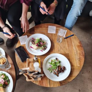 bingokaarten op tafel bij De VerbroederiJ