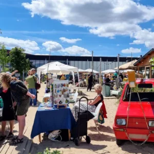 gezellige kleine braderie aan het IJ in Amsterdam