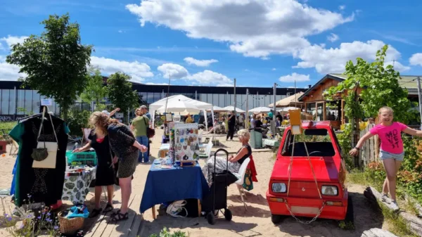 gezellige kleine braderie aan het IJ in Amsterdam