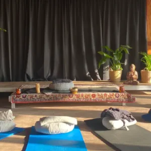 lege yogamatten in de strandzaalv